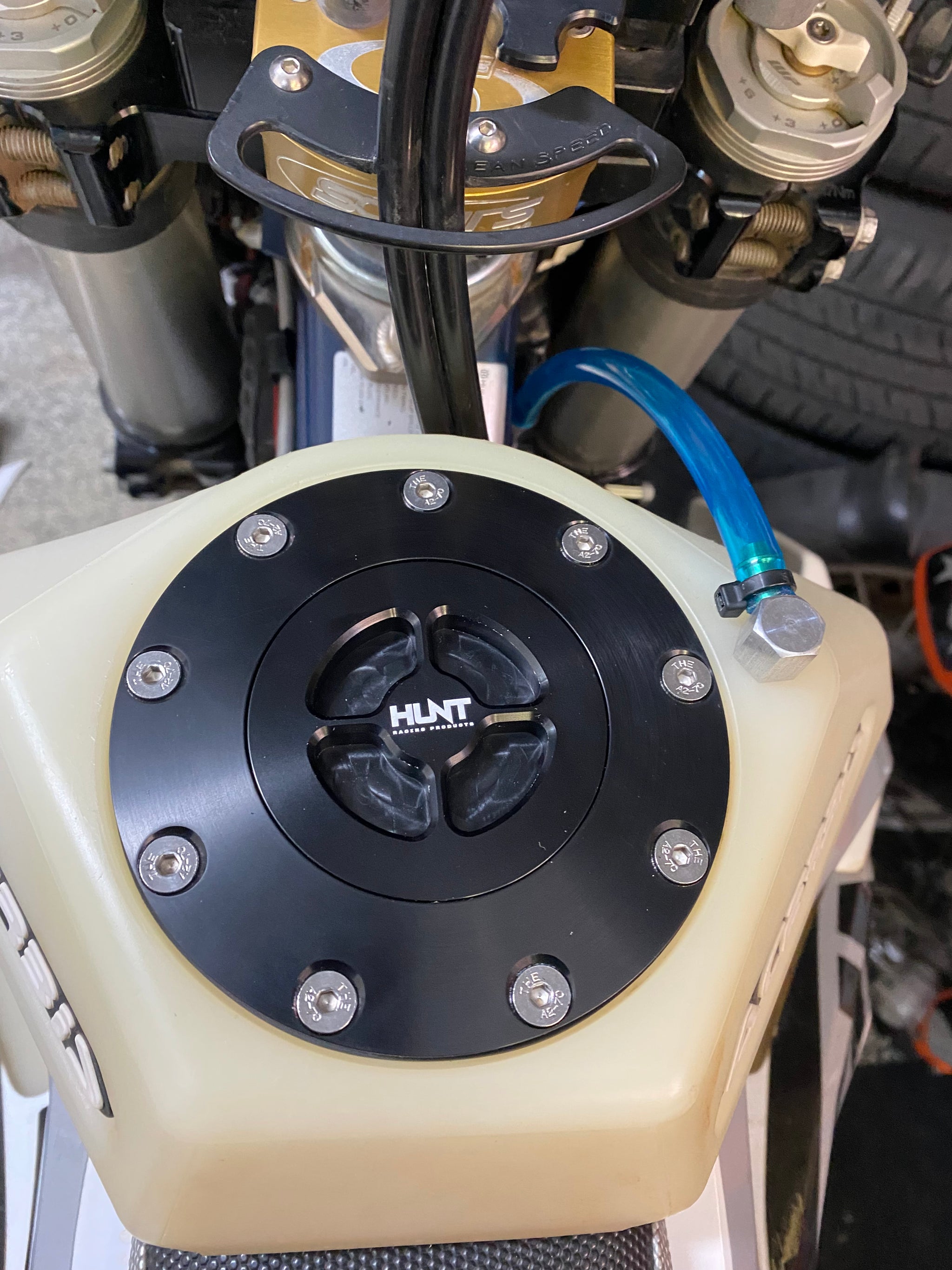 Low Profile Dry Break Gas Cap – HUNT RACING PRODUCTS